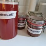 Rabarbersirap och rabarbermarmelad.