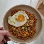 Udon nudlar med kimchi och majs.